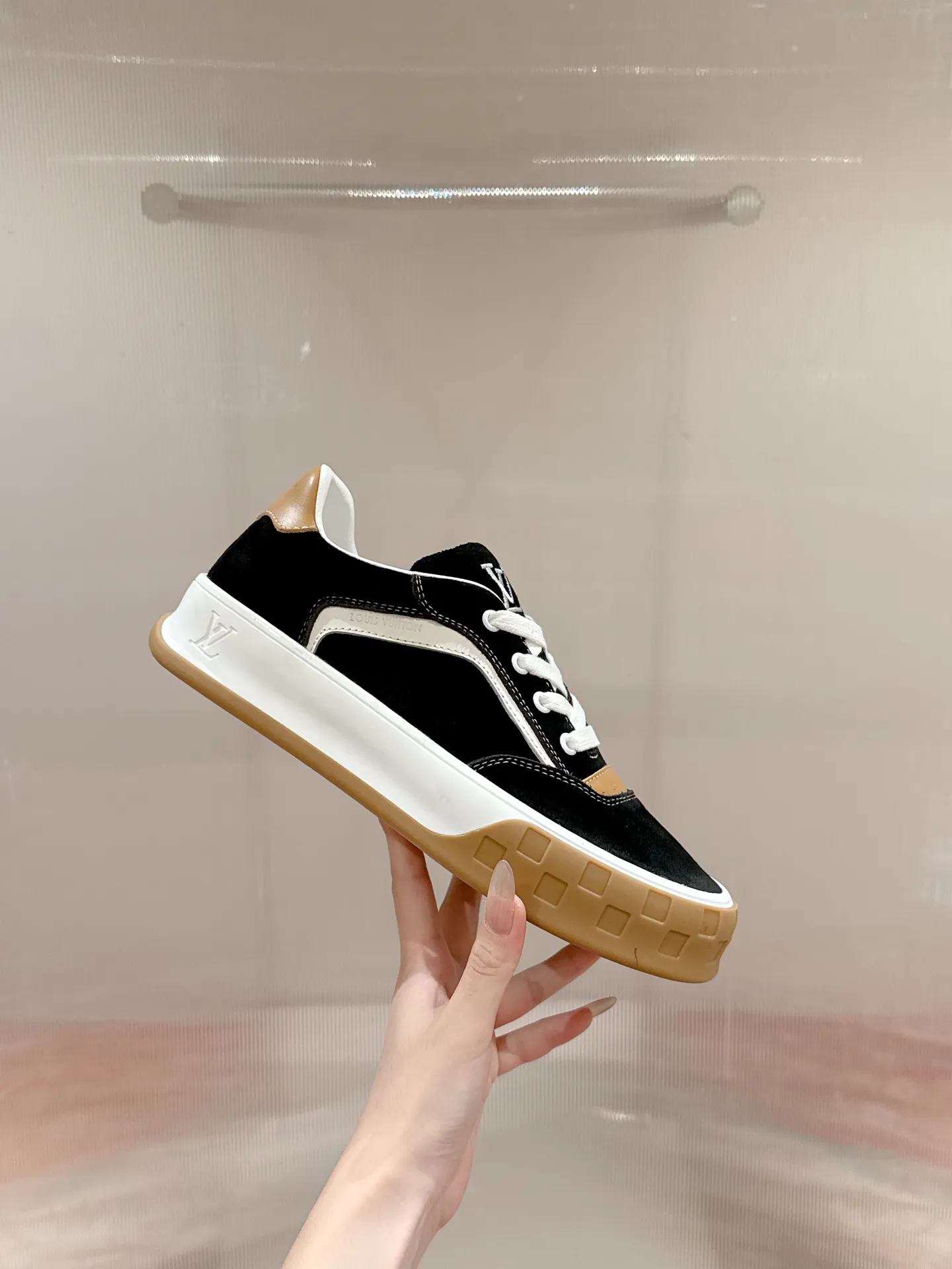 👟👟Ex-factory price 640👟👟 LV men's new tilt sneakers, classic catwalk style, air-glue technology, very comfortable on the feet. Luxurious materials, fine workmanship, European made English letters printed on the midsole, the upper is made of calfskin, the side is decorated with the brand LOGO and signature, the latest latex foot pads ➕ mesh lining, the foot feels super comfortable. Two-color TPU combination outsole. Packing process Goodyear stitched seam fabric: first-layer cowhide, lining: customized silky mesh lining-first-layer silk cowhide lining Bottom thickness: 0.5cm ☑️size: men's 39-44 (45 customized, non-returnable)